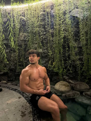 Bro is chilling ✌🏼
