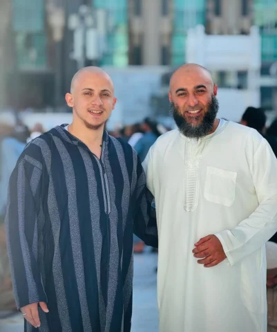 رَبَّنَا وَاجْعَلْنَا مُسْلِمَيْنِ لَكَ وَمِن ذُرِّيَّتِنَا أُمَّةً مُّسْلِمَةً 