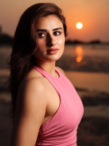 Meet me where the sky turns gold✨

.
.
#insta #sunsetpictures #instaday #photosh