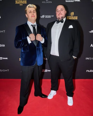 mehr weißwein an tisch 1

📸 @simonjolbej @streamawards.de