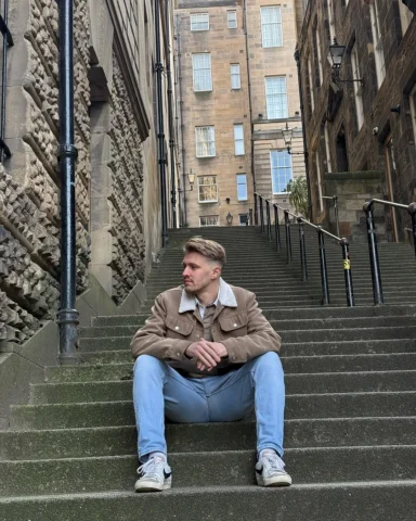 Edinburgh photo dump 📸

the last photo is a reenactment of when my snail jumped