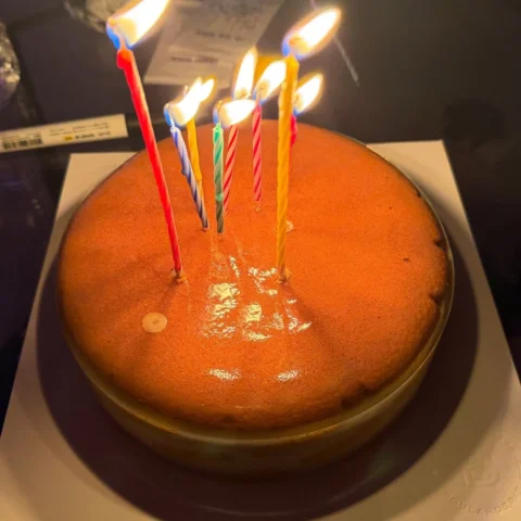 나다나아아~~~
오빠야아아아~~
생일 젤 축하행😁🩷🖤🖤🖤🖤