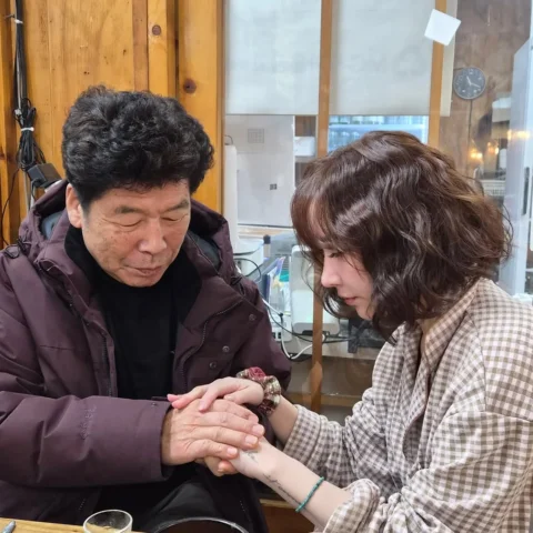 IT발전으로
많은 것 들이 편해 졌는데
우리아빠 엄마,
키오스크 앞에서 힘들어 하시는분 들
보면 맘.. 아프네요 (내얘기포함..)

왕사남 ●●