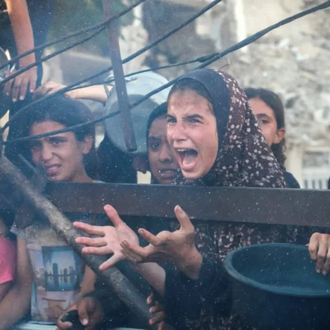 أي ذنب ارتكبته غزة، لتُحاصر حتى في رغيف الخبز؟
‏أي ضميرٍ هذا الذي يرى الوجع في م