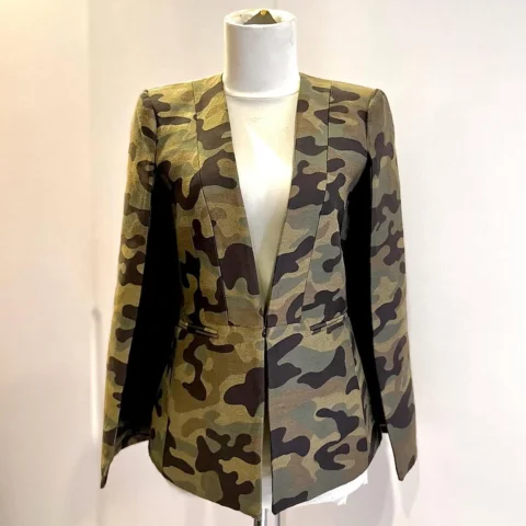 Outerwear Blazer like new 
.
Size XS
No Defect🚫
.
Harga: 2 jt