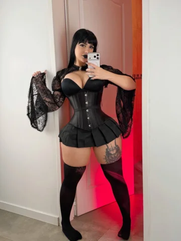 Hi 🖤 do you want me to upload more photos?