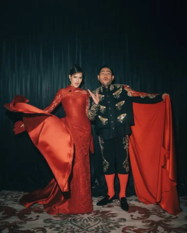 Pertamakali foto sama matadorrr, untung gak mati lampu💃🏻

Styled by @graceglor