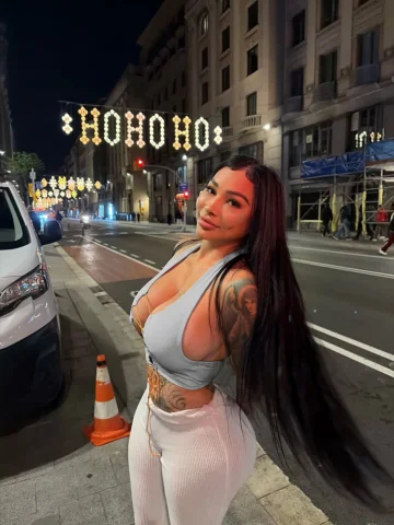 When the city lights say exactly what’s on my mind…🤭 Merry Christmas, loves ❤️�