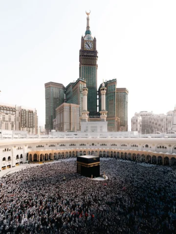 اللهم اختم لنا شهر رمضان برضاك عنا،
ولا تجعله يرحل إلا وقد غفرت لنا ذنوبنا
وكتبت