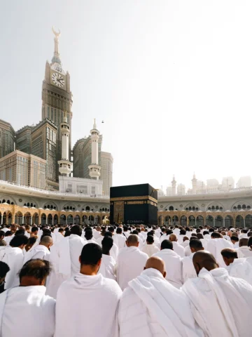 اللهم في آخر أيام رمضان
اجعل لنا من الرحمة أوفرها،
ومن المغفرة أعظمها،
ولا تجعل 