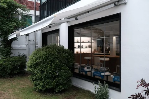 안녕하세요, 이경환입니다. 
오늘 처음으로 제가 운영하는 도자기 공간,
백아 스튜디오를 오픈하게 되었습니다. 
도자기를 좋아해서 만들었고,
그 