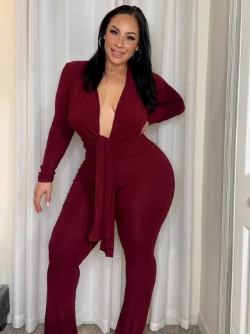 @FashionNovaCurve 90’s RnB kinda heart 🫶
.
.
Search : Addison Long Sleeve Jumps