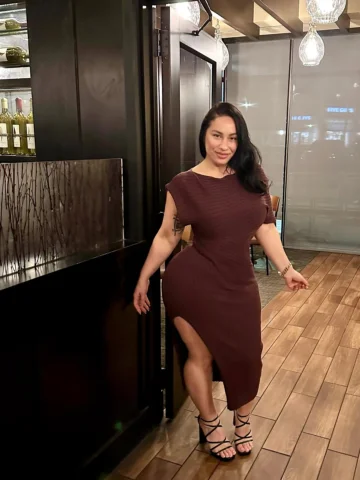 Wine and Dine night 🤎 @FashionNovaCurve 
.
.
🔎 Bonnie Sweater Midi Dress - Cho