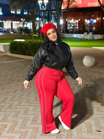 Hey Love ❤️ @FashionNova 
.
.
Search : Almost The Weekend Lounge Pant - Red 
Cal
