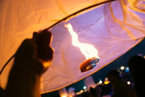 『コムローイ#7』

自分が夜空に放つ直前で撮った一枚です。現地に自分がいなければ成立しない作品です。

#camera
#α7iv
#photographer