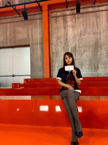 👠

ビビットなオレンジを基調とした舞台に
シンプルで優しい色のお洋服たちが相反して融合していて、
PRADAらしさを感じるショーでした。

一生に一度の良い