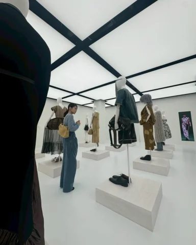 ✂️

LOEWE初の大型展覧会、
ロエベ クラフテッド・ワールド展

スペインから生まれたLOEWEが
グローバルに愛されるようになったわけ。
この展覧会に詰