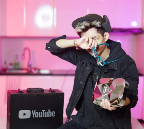 Aku ga pernah nyangka bisa pegang ini diamond play button!!!, ini semua berkat k