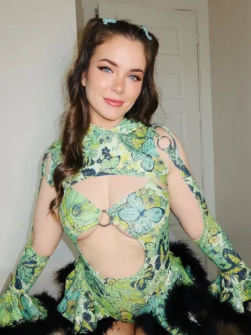Eat your greens 🥬 🫛( swipe for a surprise ) 

#raveoutfit #girlsofedm #ravegir