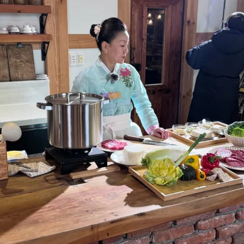 여러분 내일 토요일 JTBC 오전 10:50분
제 첫 단독 프로그램이 첫 방영이에요💜

너무 추운 날씨였지만, 좋은 사람들과 
함께여서 마음은