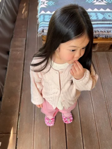 핑크 옷 입었으니 신발도 핑크로 신어야 한다고 
너무 당당하게 말해서 엄마가 졌다 졌어 .. !!!! 🩰💬 

@theorlet_

• 코튼