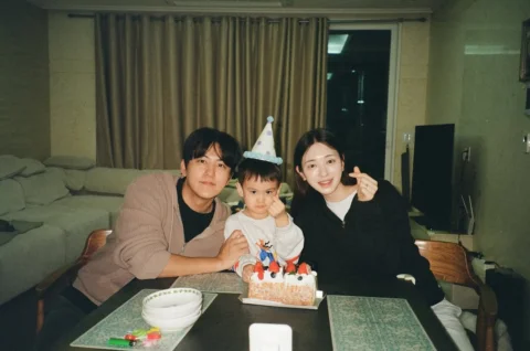 뒤죽박죽 필카📷
옛날(?)부터 한장씩 찍어 온 일회용 필카인데
촬영 장수를 이제야 다 채워 인화함🤣
유주니 낳기 전의 모습도 있음…ㅋㅋㅋㅋㅋ