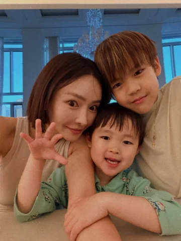 이번주의 나 🤭🩵💝🫶🏻 일을 하니 눈감았다 뜨니 금요일이 되버리네요! 모두 주말을 기다리며 남은하루도 화이팅!!