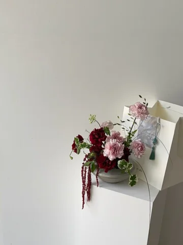 #2026뮤즈드어버이날 #어버이날상품

두번째, 작은 정원 센터피스 

작은 정원을 담아낸 화기 센터피스입니다. 
고혹적인 버건디 레드와 꽃잎 