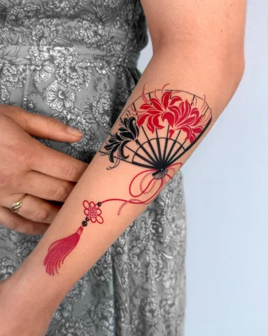 In red and black tones, two red spider lily flowers were added inside the fan, c