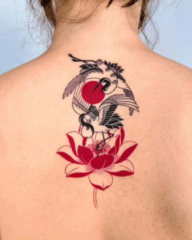 This piece was designed with two cranes and lotus flowers, placed in the center 