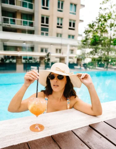 Sippin’, sunning, and soaking it all in up above the city ☀️

Your weekend Summe