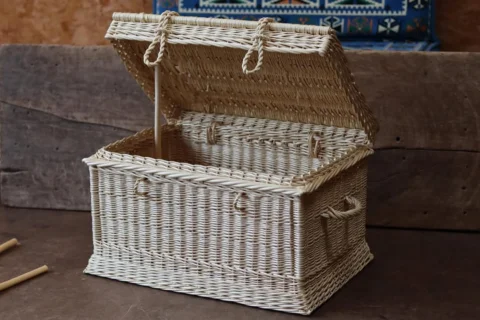 Traditional chest hamper with frills🌿

For all the basket nerds out there, thes
