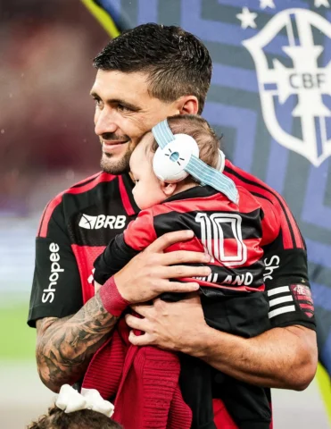 É impossível não se emocionar ao pensar no que deve sentir um pai ao levar o seu