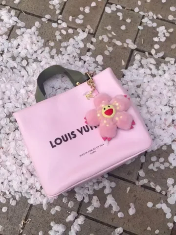 Spring × Cherry Blossom × LOUIS VUITTON
Thank you, 
@suungjuuun
@webcloud.studio