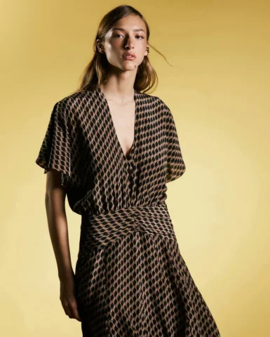New In • Inverno 26
Vestido em seda na estampa Trama.

Disponível na loja física
