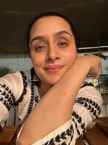 Kis kisko dhoop nahi pasand??? Aapko abhi block karti hoon