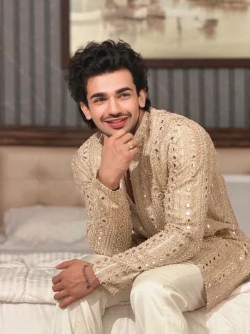 Eid Mubarak to all 🌙♥️

Outfit @kalpraag 
Styling @devrishi_official