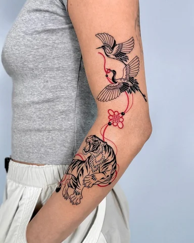 A crane was placed on the upper arm and a tiger on the lower arm, with a norigae