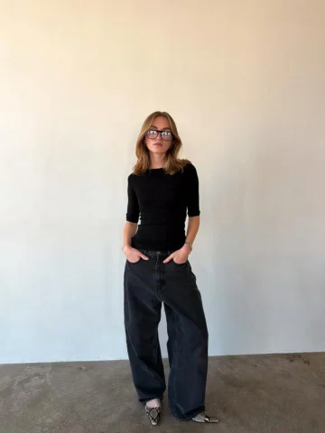 Performative glasses wearer