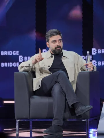 استمتعت جداً في الجلسة الحوارية عن السياسة الساخرة في قمة @bridge  مع الاعلامي ا