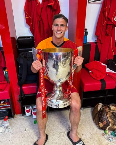 Cup winners! What a team, what a journey! 💛❤️🦁