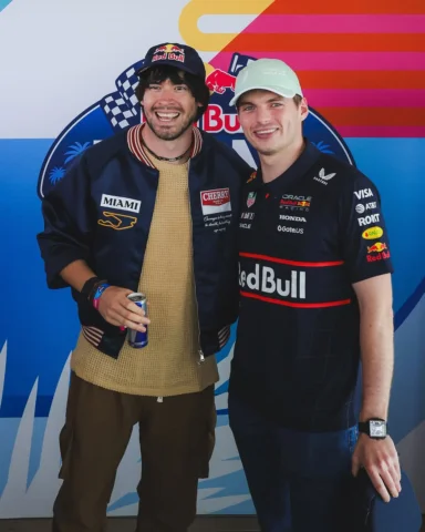 Hoy oficialmente soy parte de la familia @redbull y el mismísimo @maxverstappen1