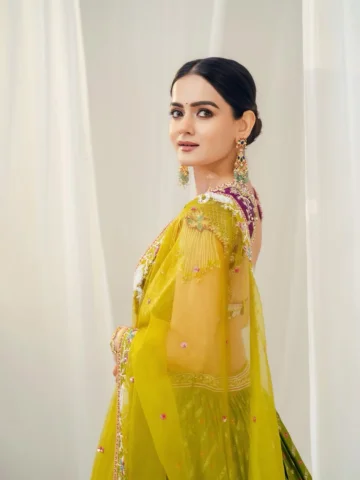 here for the colors✨
.
.
.
Wearing @annupatel 
Mua @prachisolanki_makeovers 
Pho