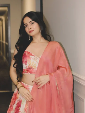 🌺
.
.
.
.
Wearing @noor.byneha