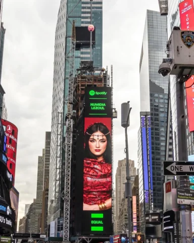 Equal Spotify Arabia ! Je suis sur Time square les gars en خيط الروح ! أنا فخورة