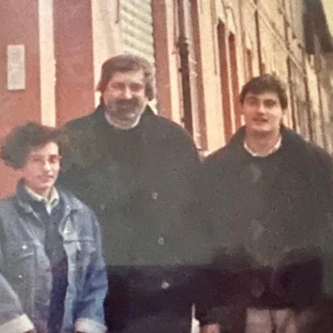Due foto. Febbraio 1990, Via Paolo Fabbri. Gita di classe organizzata con @isabe