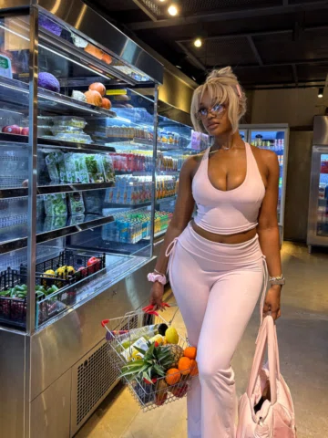 Fortunately, grocery shopping is my passion 🤭🍓!
.
Healthy grocery shopping vlo