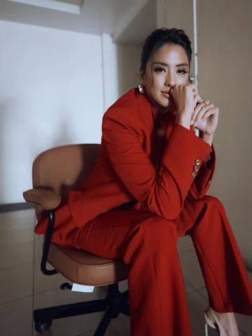 Asian Persuasion 💋🎙️ #SuitUp

Photos by @jan.edrosolan 
Hair by @jan.edrosolan