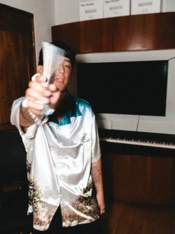 👜💷✨💋🧑🏽‍🦯‍➡️