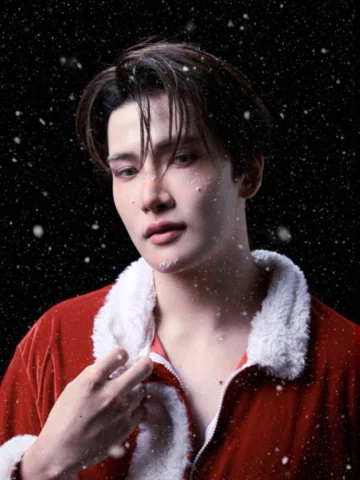 @gungunthk 🎅🏻🎄🎉✨

Makeup&graphic @captain.universe_makeup @franklinstyle__ 
